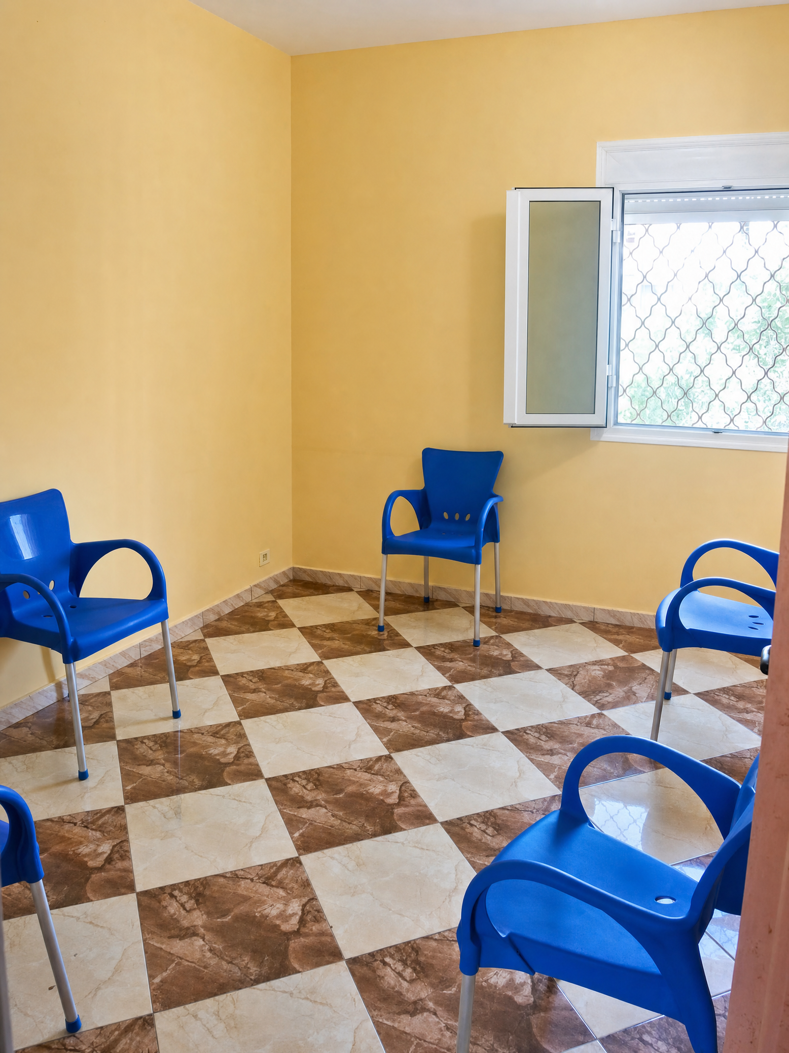 Salle d’attente pédiatrique aérée et calme